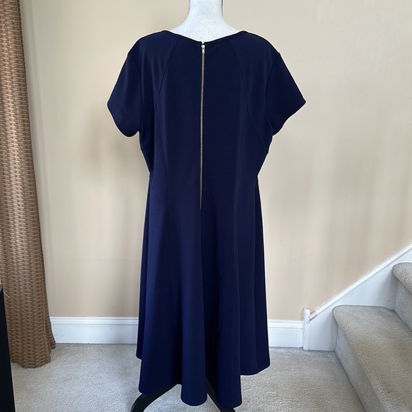 Avenue Navy Short Sleeve Dress with Zipper in Back (Size 18/20) - Picture 3 of 16